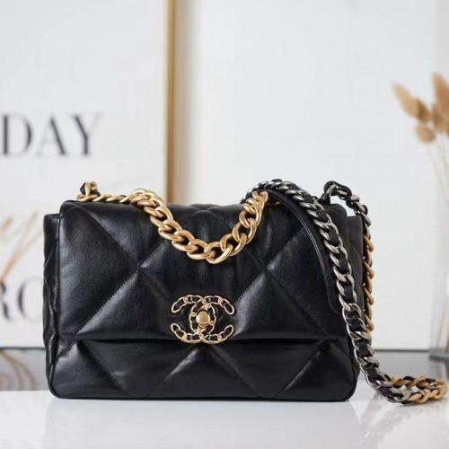 *Superior* Chanel 19 Handbag Gold-Tone Buckle