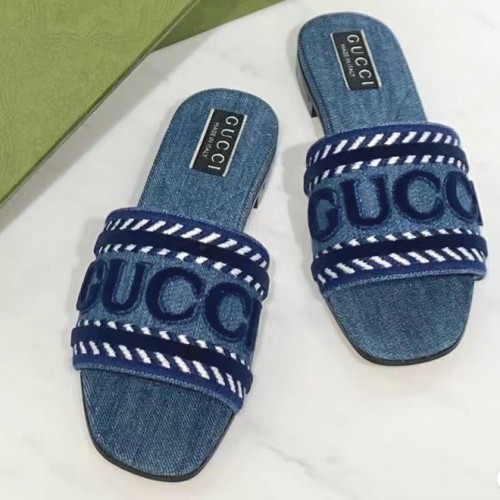 Gucci Women's slide sandal with Gucci script