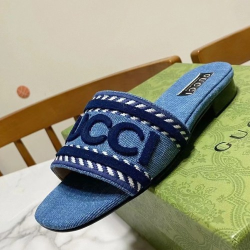 Gucci Women's slide sandal with Gucci script